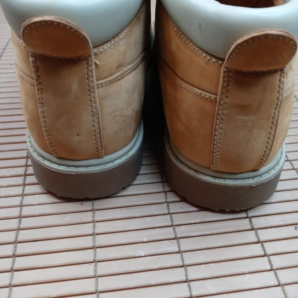 Lugz men's sz 11M lace tan ankle boots. 7431. Some flaking on toe-bend. See last